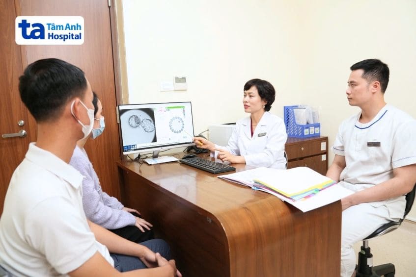 Bác sĩ Nguyễn Thị Liên Hương tư vấn về kỹ thuật phôi thoát màng cho bệnh nhân