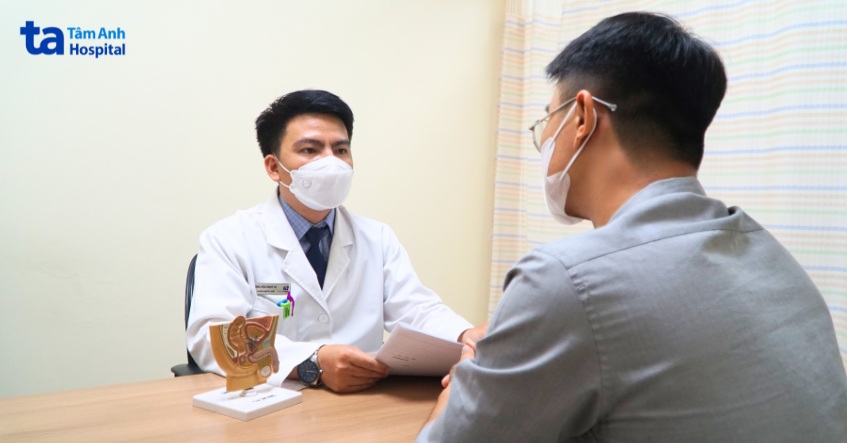 bác sĩ phạm xuân long đang tư vấn điều trị sa tinh hoàn