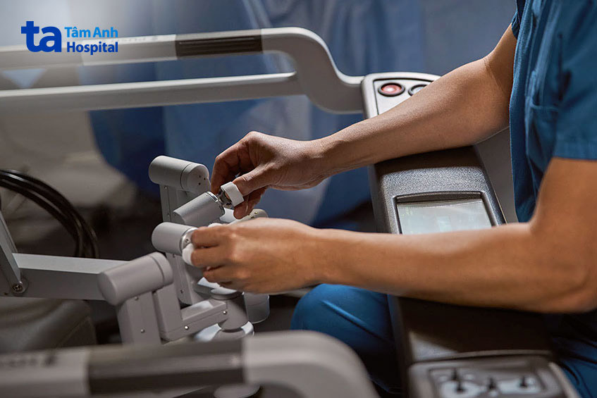 Bác sĩ phẫu thuật điều khiển cánh tay robot