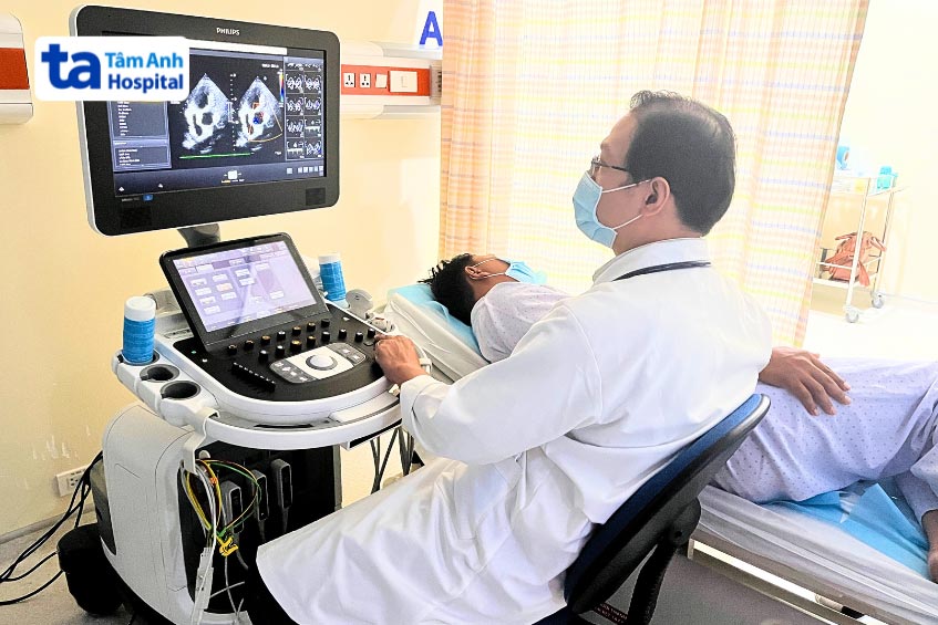 Bác sĩ thực hiện siêu âm tim cho bệnh nhân suy tim