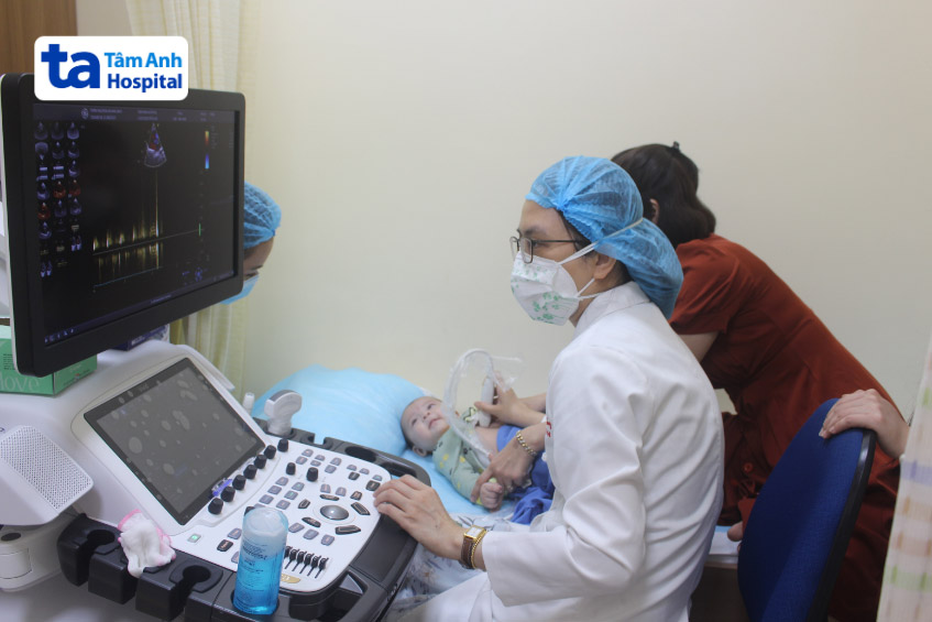 Bác sĩ tại Bệnh viện Đa khoa Tâm Anh thực hiện siêu âm tim qua thành ngực cho bệnh nhi