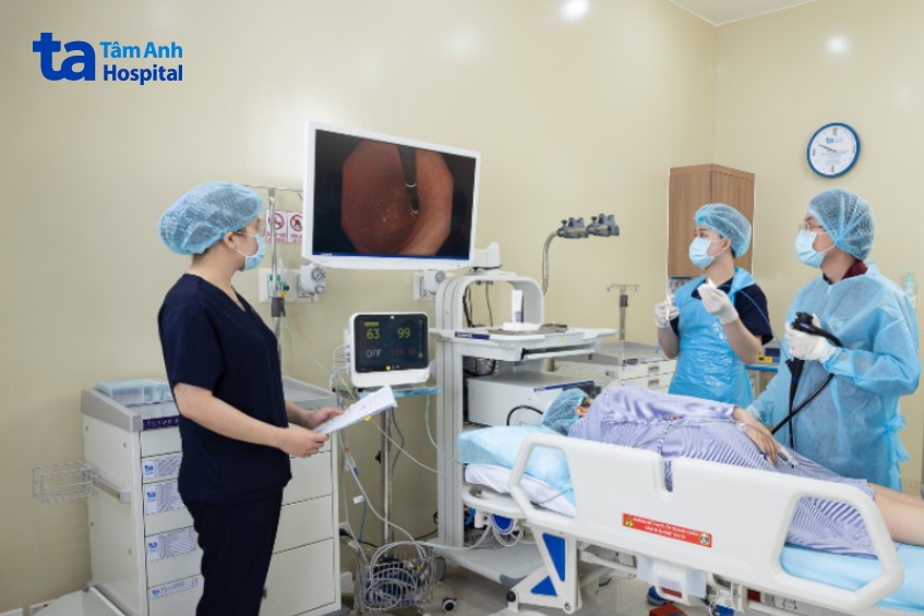 bác sĩ tại tâm anh đang nội soi tầm soát ung thư dạ dày