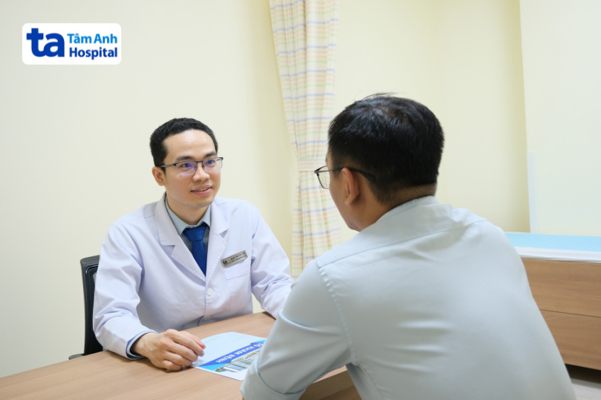 Bác sĩ thăm khám và theo dõi tình trạng người bệnh sau khi đặt stent