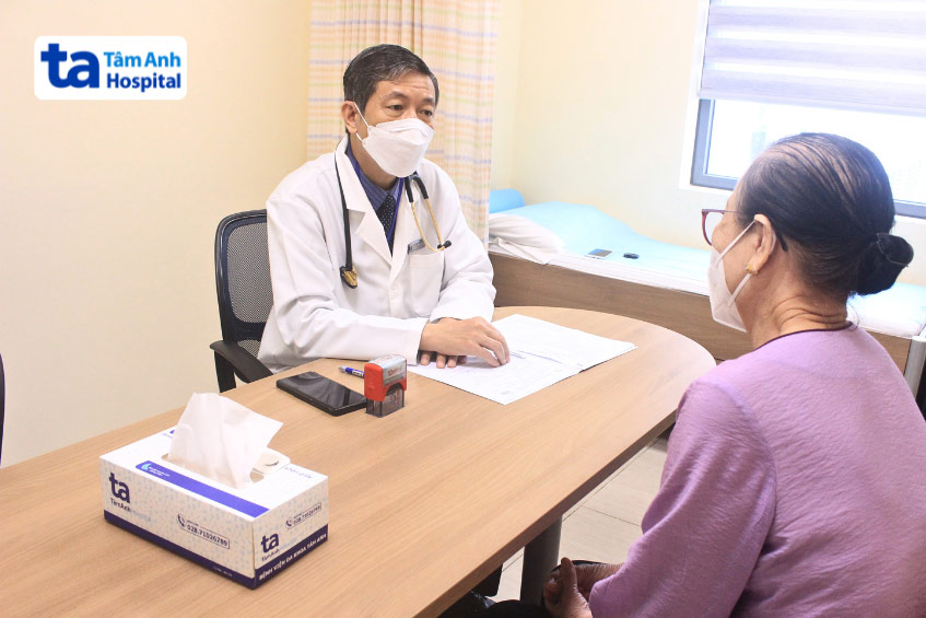 Bác sĩ thăm khám và theo dõi tiến triển phục hồi của người bệnh sau đặt stent