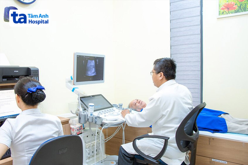 Bác sĩ thực hiện siêu âm Doppler đánh giá tình trạng sức khỏe tim mạch cho bệnh nhân