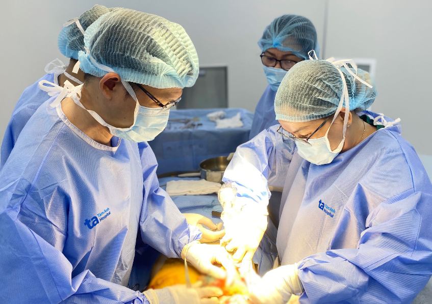 Bác sĩ Thùy Giang và ê kíp khoa Ngoại Vú - Đầu Mặt Cổ