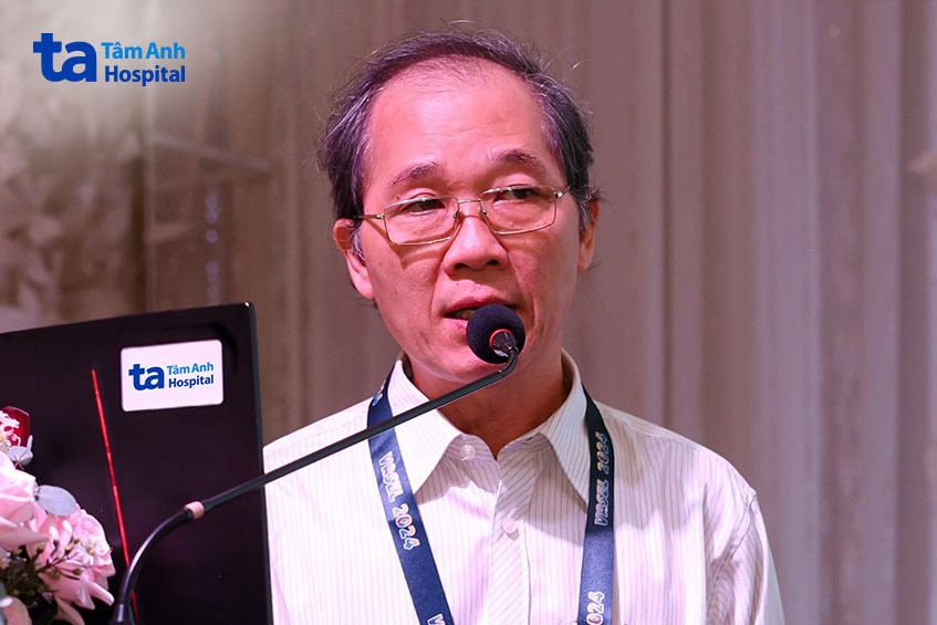 TTƯT.BS.CKII Trần Công Quyền trình bày báo cáo về Ứng dụng robot da Vin ci trong phẫu thuật lồng ngực tại hội nghị