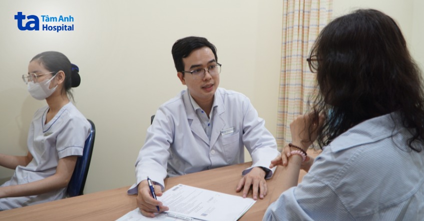 bác sĩ trao đổi với bệnh nhân