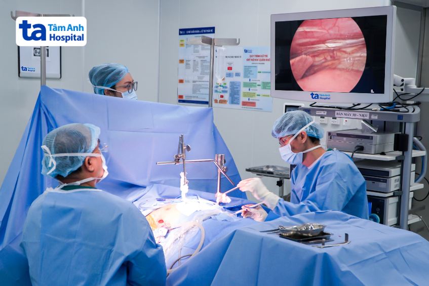 Bác sĩ Trọng cùng êkíp mổ nội soi đặt thanh nâng ngực