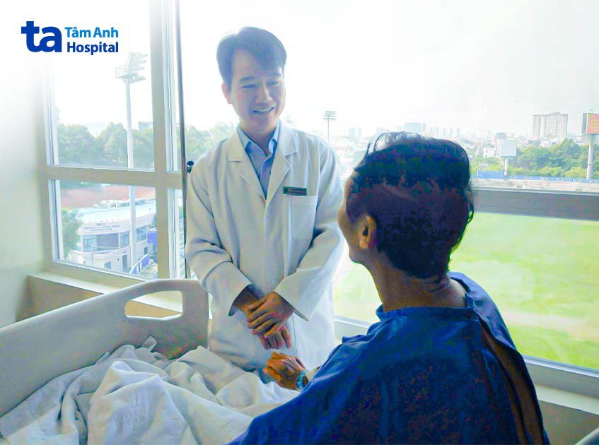 bác sĩ trúc thăm bệnh nhân