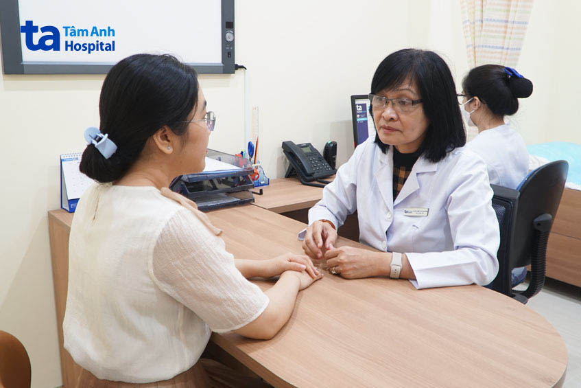 bác sĩ tư vấn thông tin về vấn đề tuyến yên cho bệnh nhân