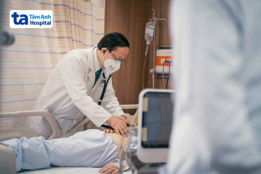 PGS.TS.BS Phạm Nguyễn Vinh đang thăm khám cho bệnh nhân suy tim