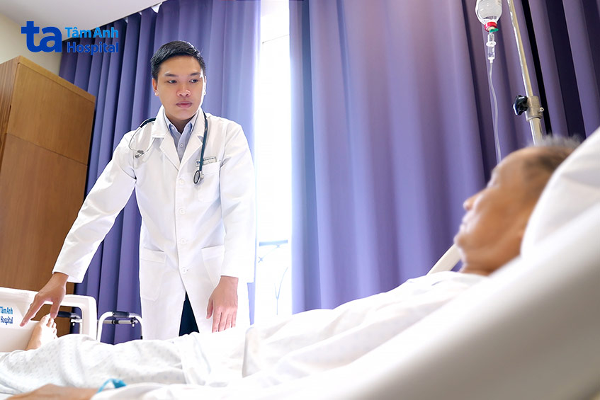 Bác sĩ Vũ thăm khám và tư vấn cho bệnh nhân