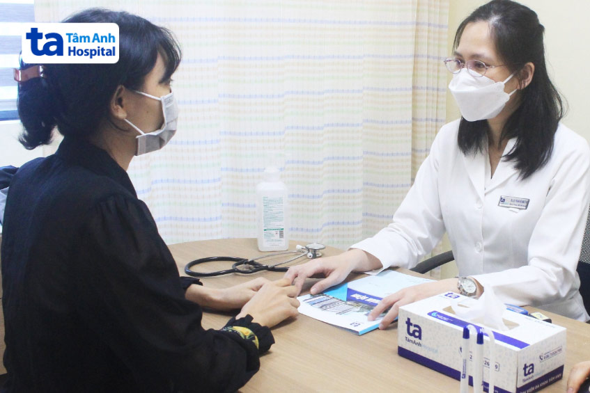 Người có chỉ số huyết áp báo động nên đến gặp bác sĩ để được thăm khám và tư vấn điều trị