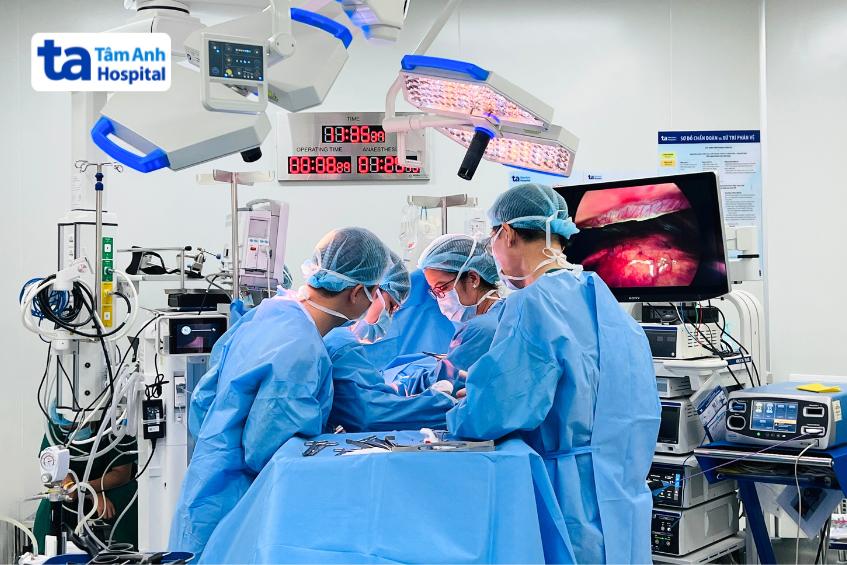 Bác bác sĩ tại khoa Ngoại Lồng ngực - Mạch máu, BVĐK Tâm Anh TP.HCM đang can thiệp điều trị lõm ngực