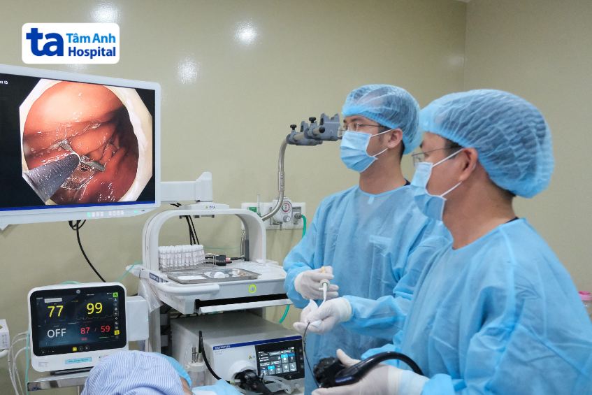 Các bác sĩ nội soi cho một bệnh nhân