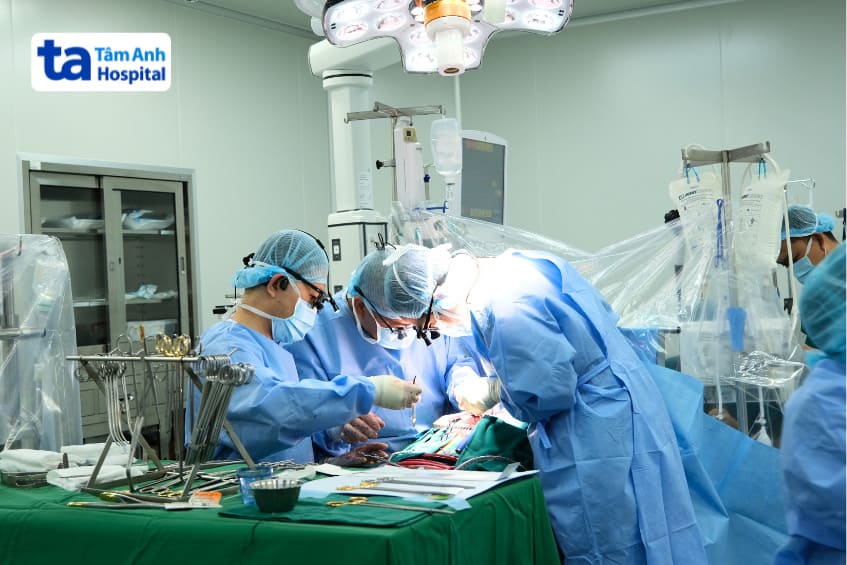 Các bác sĩ tại BVĐK Tâm Anh thực hiện phẫu thuật van tim