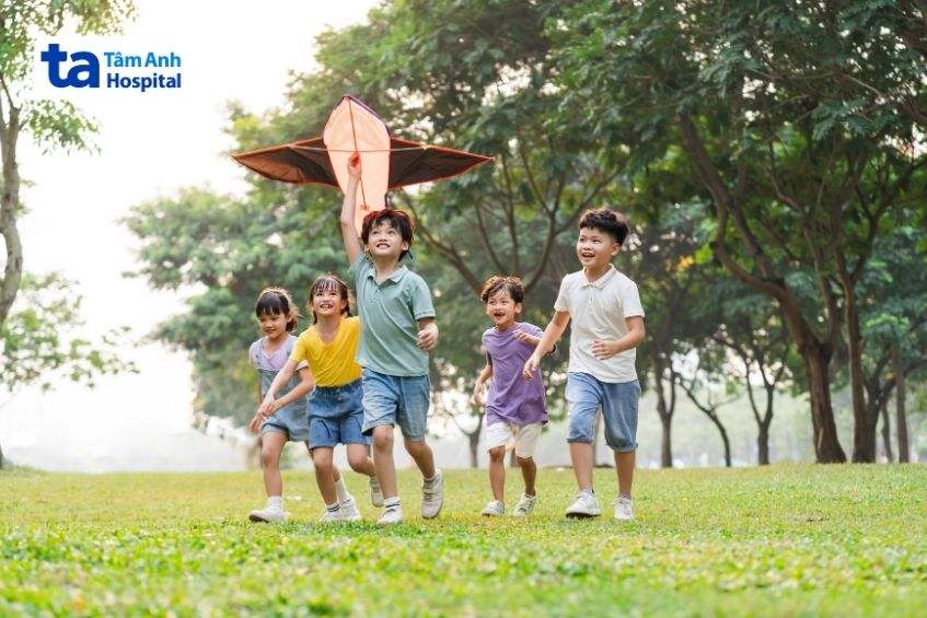 Các hoạt động ngoài trời sẽ giúp trẻ phát triển thể chất