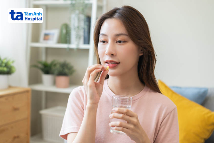 Nên uống nguyên viên thuốc với 1 ly nước đầy