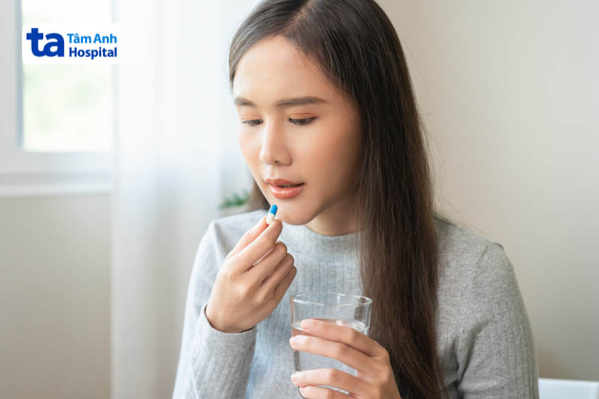Nên uống nguyên viên thuốc Duspatalin với 1 ly nước đầy