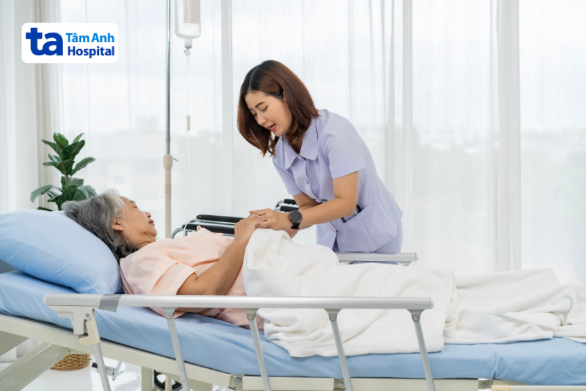 Cần theo dõi sát sao tình trạng bệnh nhân sau khi điều trị huyết khối tĩnh mạch để phát hiện kịp thời biến chứng