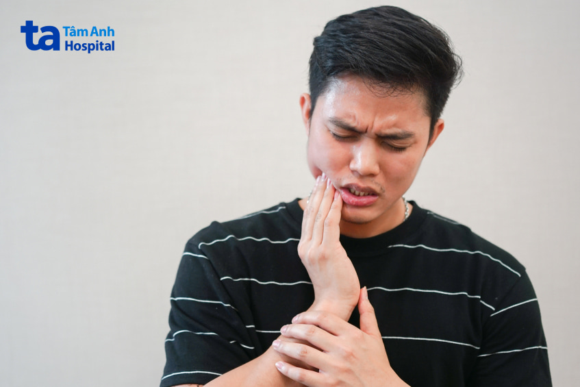 Có nên cắt lợi trùm răng khôn không?