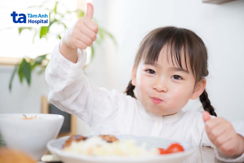 chế độ ăn uống cho trẻ ngăn ngừa đau khớp háng