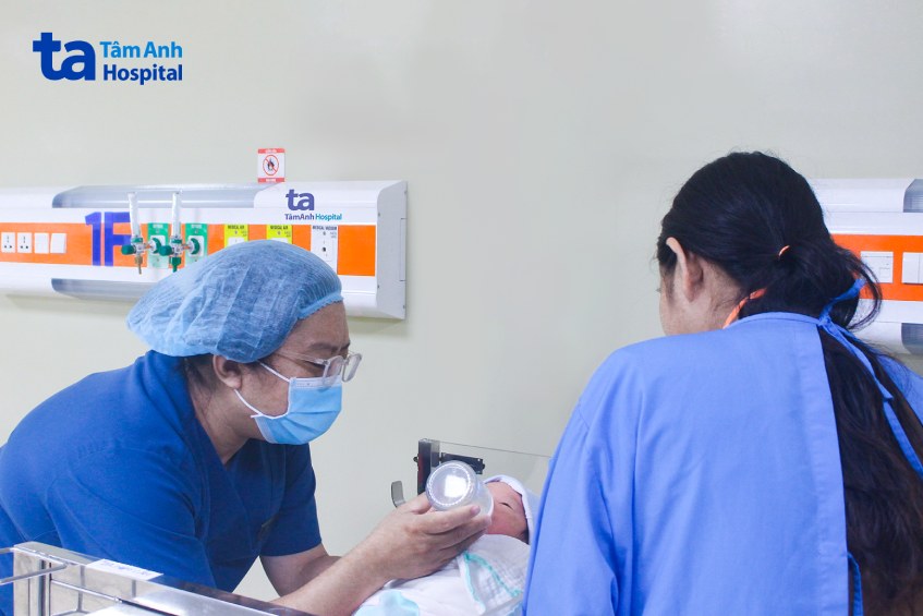 Chị Thắm hạnh phúc khi nhìn con khỏe mạnh, bú sữa