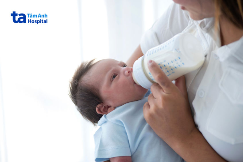 cho bé bú sữa