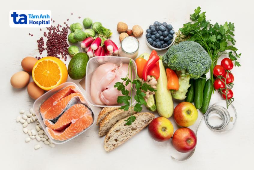 Cho trẻ ăn uống lành mạnh, cân bằng và đủ chất