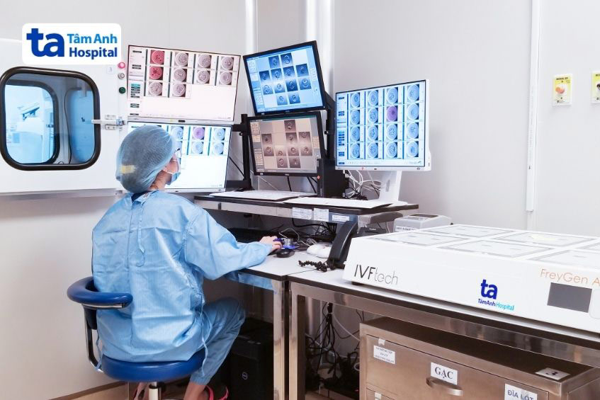 Chuyên viên phôi học quan sát quá trình phôi phát triển tại phòng Lab IVF Tâm Anh