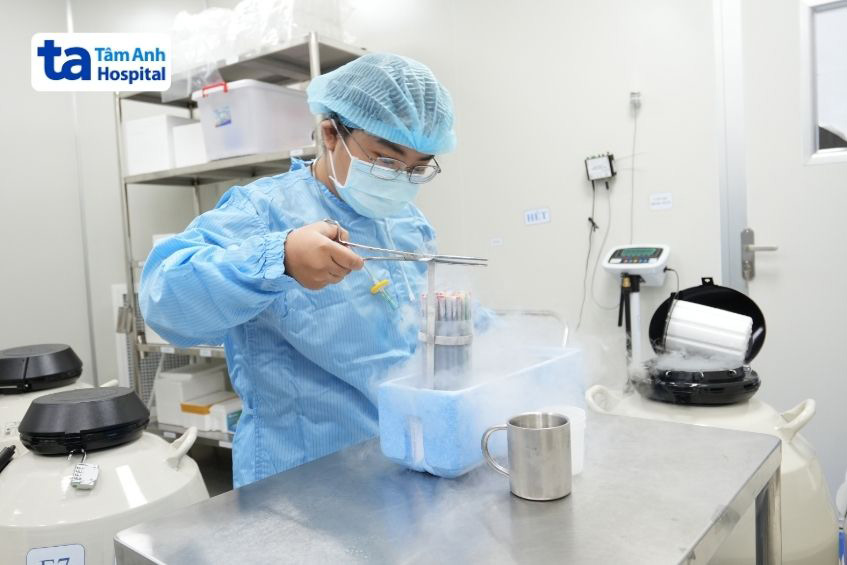 Chuyên viên phôi học thực hiện trữ đông phôi tại IVF Tâm Anh