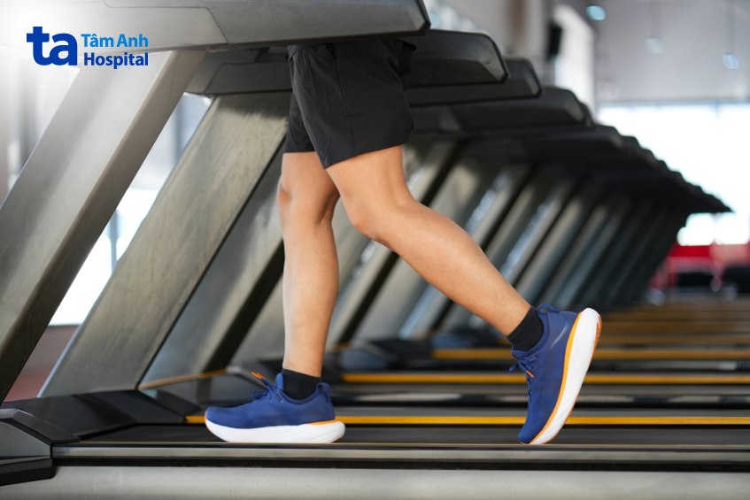 tập cardio đi bộ trên máy hỗ trợ đốt mỡ