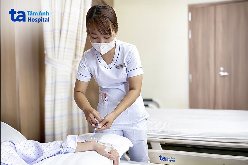 điều dưỡng bệnh viện tâm anh tiêm thuốc người bệnh