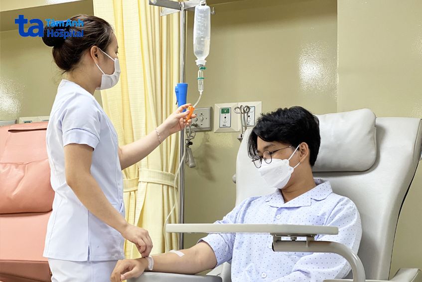 Điều dưỡng đang chăm sóc khách hàng tại khoa Ung bướu