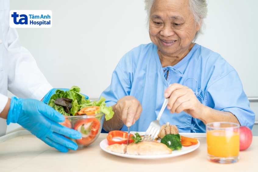 dinh dưỡng quan trọng cho bệnh nhân xuất huyết não