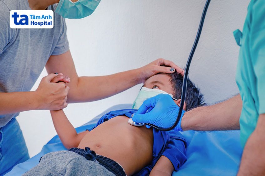 Đưa trẻ đến gặp bác sĩ khi có dấu hiệu đau ruột thừa