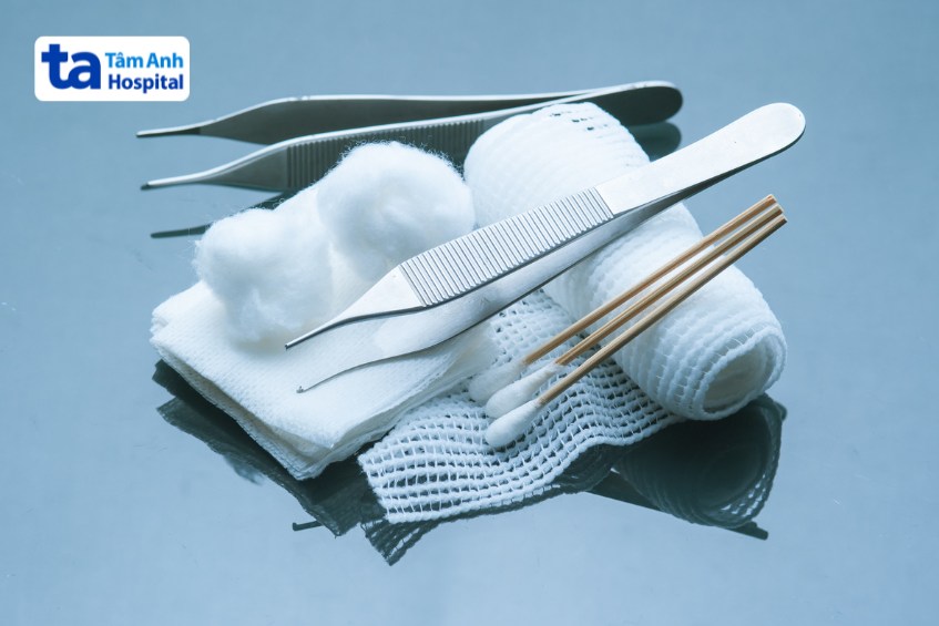 Dụng cụ thay băng cần được chuẩn bị sẵn sàng