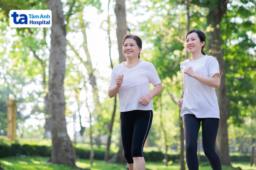 Duy trì vận động thường xuyên để ngăn ngừa cục máu đông hình thành ở chân