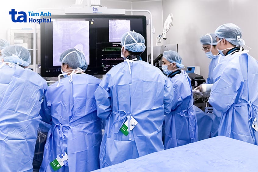 Ê kíp bác sĩ khoa Tim mạch Can thiệp chuẩn bị cấp cứu cho một trường hợp nhồi máu cơ tim cấp