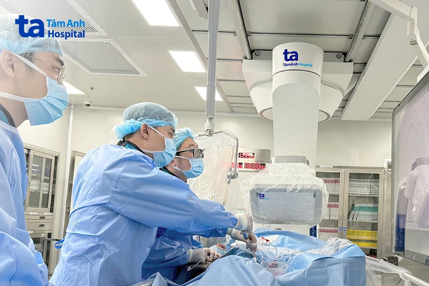 Ê kíp can thiệp đặt stent nong mạch máu tim cho bệnh nhân
