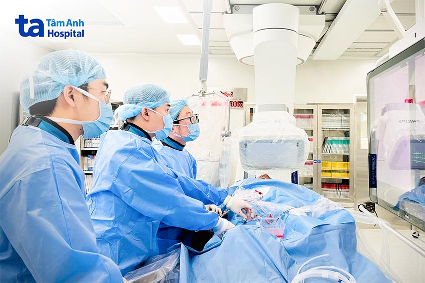 Ê kíp can thiệp tái thông hai nhánh mạch vành trái cho bệnh nhân