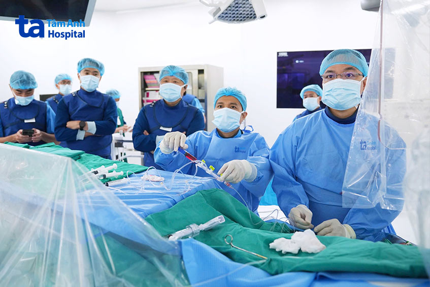 Ê kíp thực hiện phương pháp bơm máu tự thân vào động mạch vành để tái lưu thông dòng máu bị tắc nghẽn