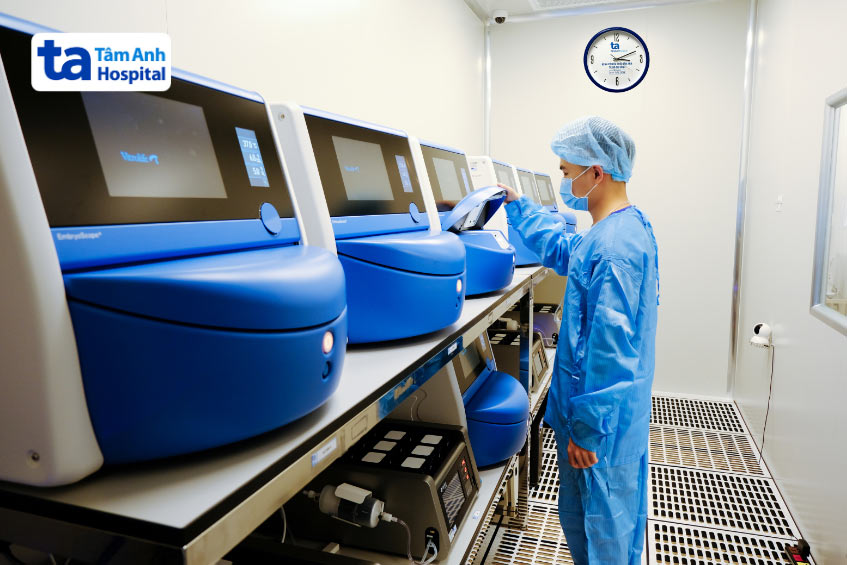 Hệ thống tủ nuôi cấy trang bị camera quan sát liên tục tích hợp AI tại IVF Tâm Anh