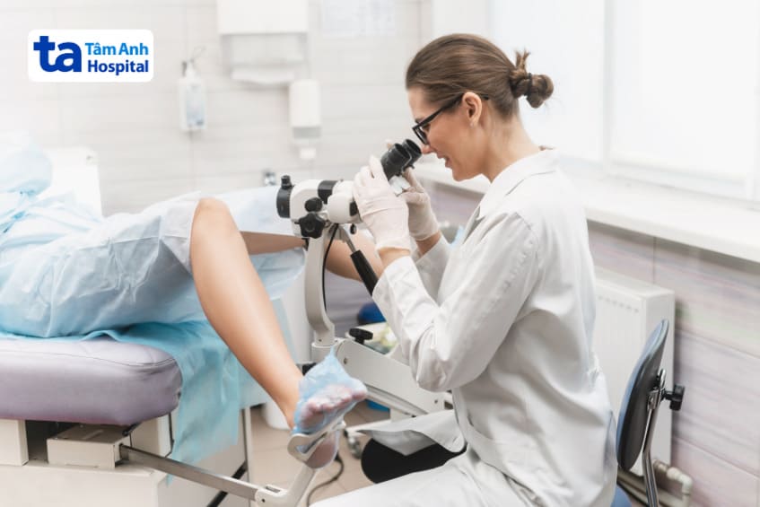 Hình ảnh mô phỏng thực hiện quy trình soi tử cung