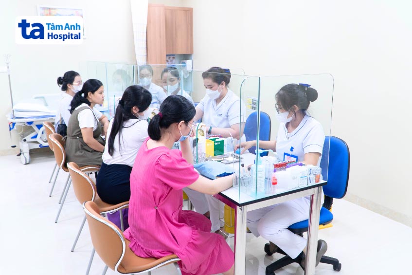 hỗ trợ thai phụ thực hiện xét nghiệm máu