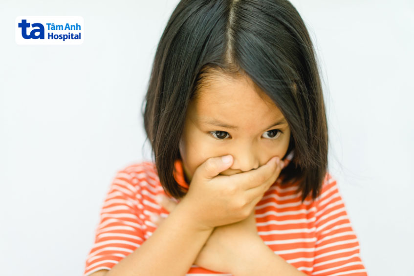 Buồn nôn là triệu chứng của trào ngược dạ dày gây ho ở trẻ em