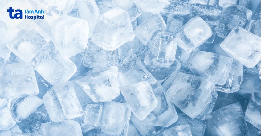 Hơi lạnh từ đá có thể giúp giảm sưng đau