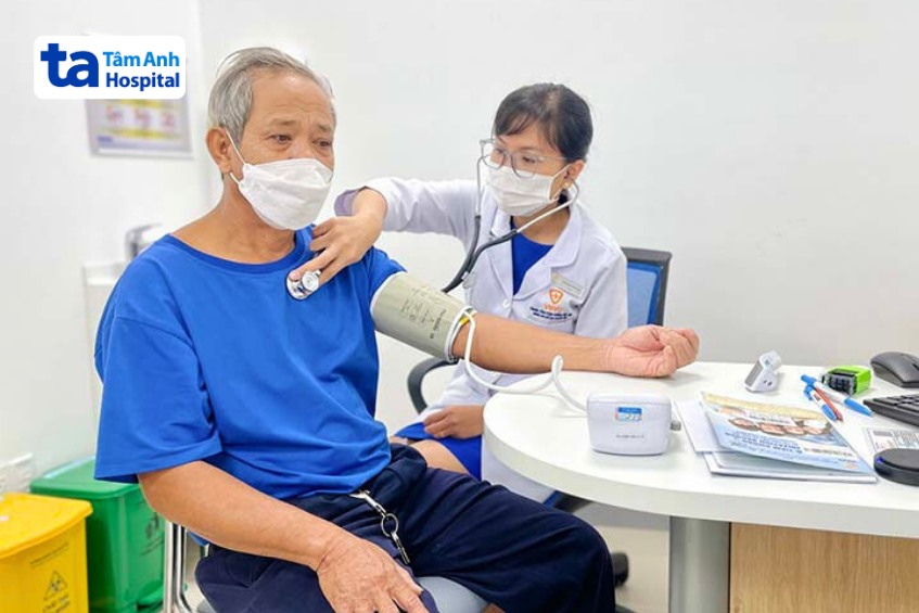 khám sàng lọc trước khi tiêm vắc xin cho người mắc bệnh nền