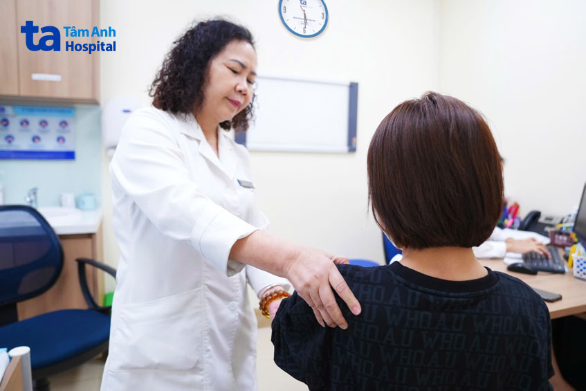 khám thử vận động cánh tay